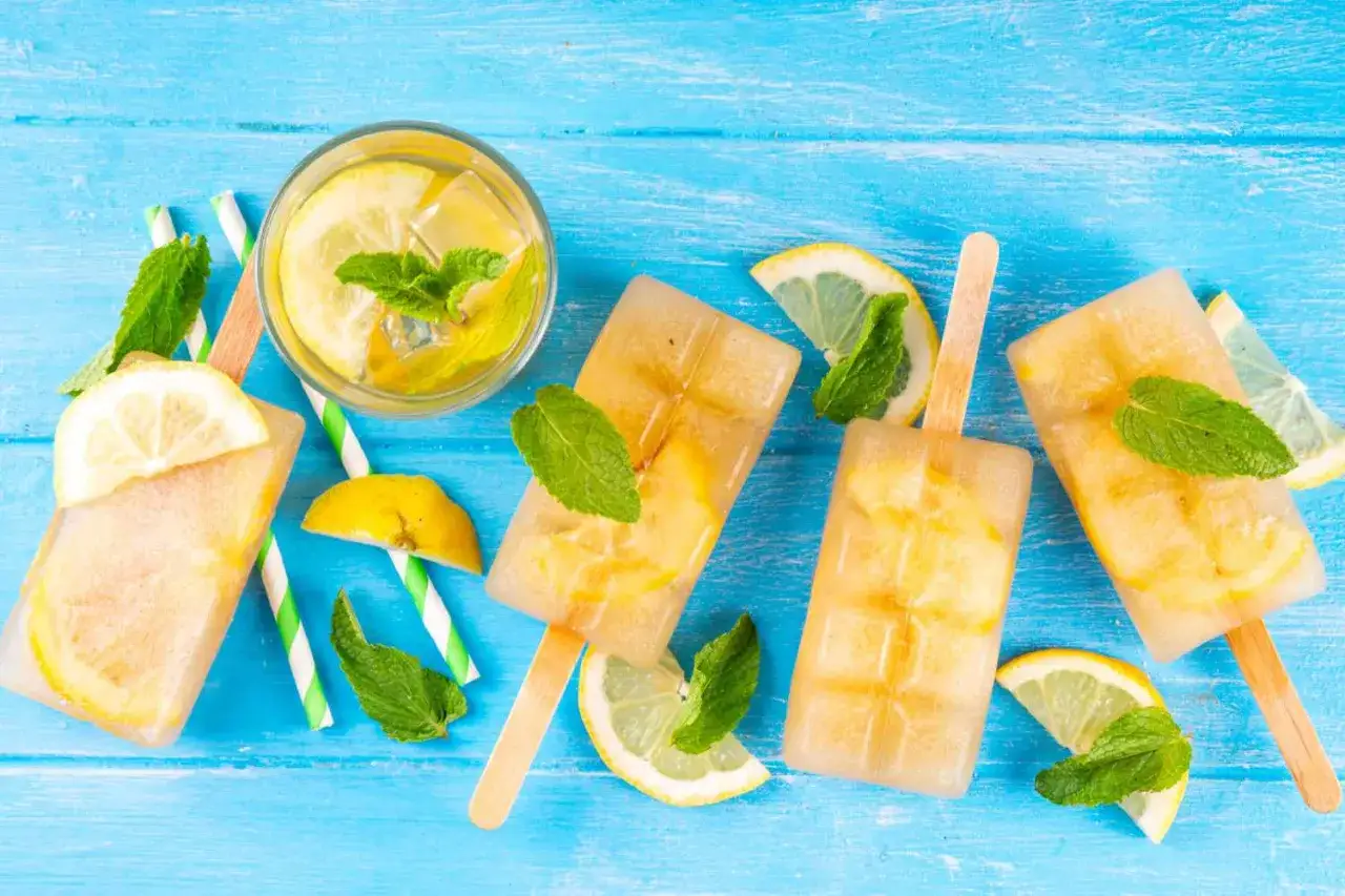 Ghiaccioli alla menta e limone su sfondo blu, perfetti per rinfrescarsi.