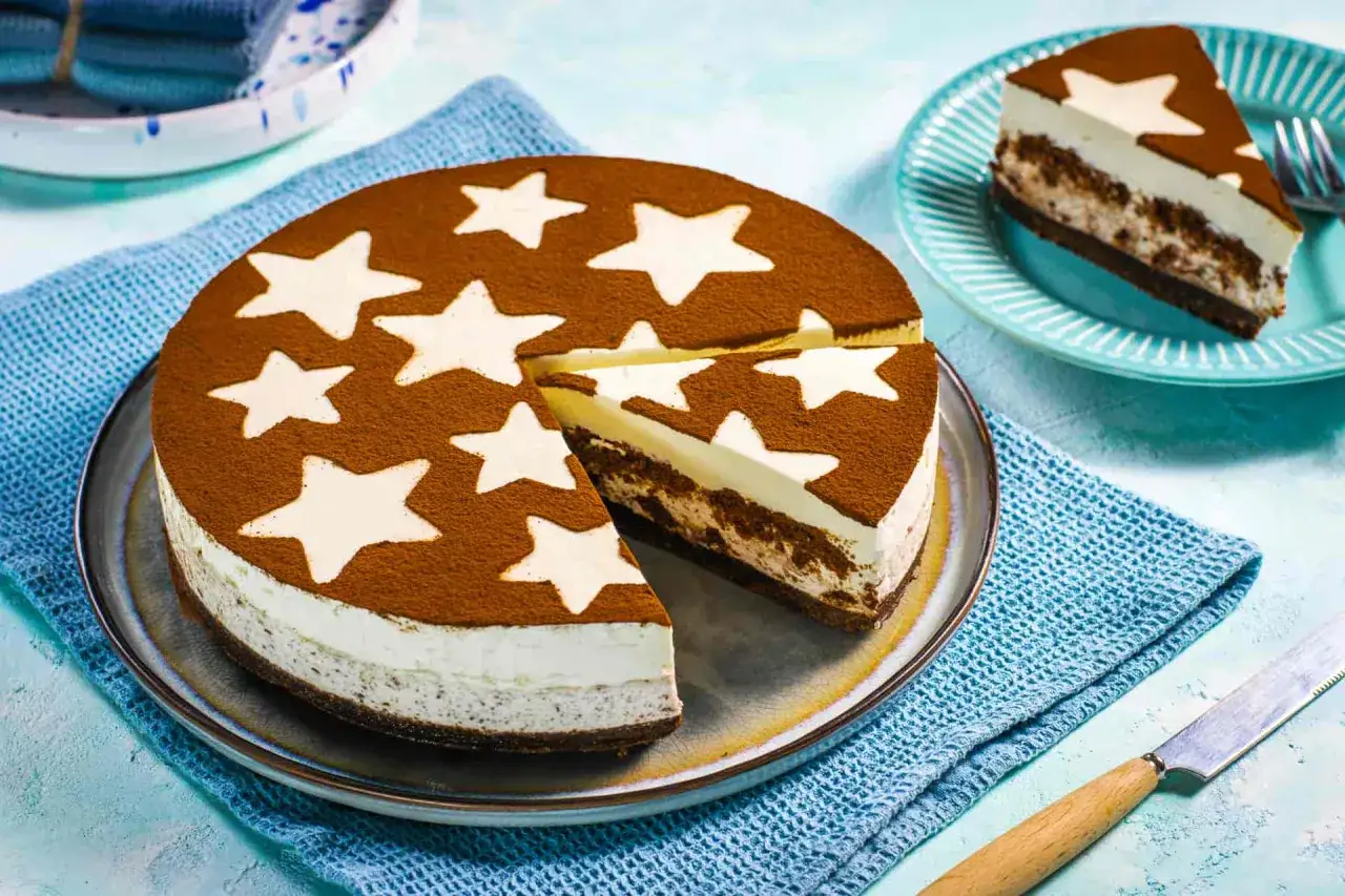 Torta Pan di Stelle, un dolce stellato con cacao e crema, pronto per essere gustato.