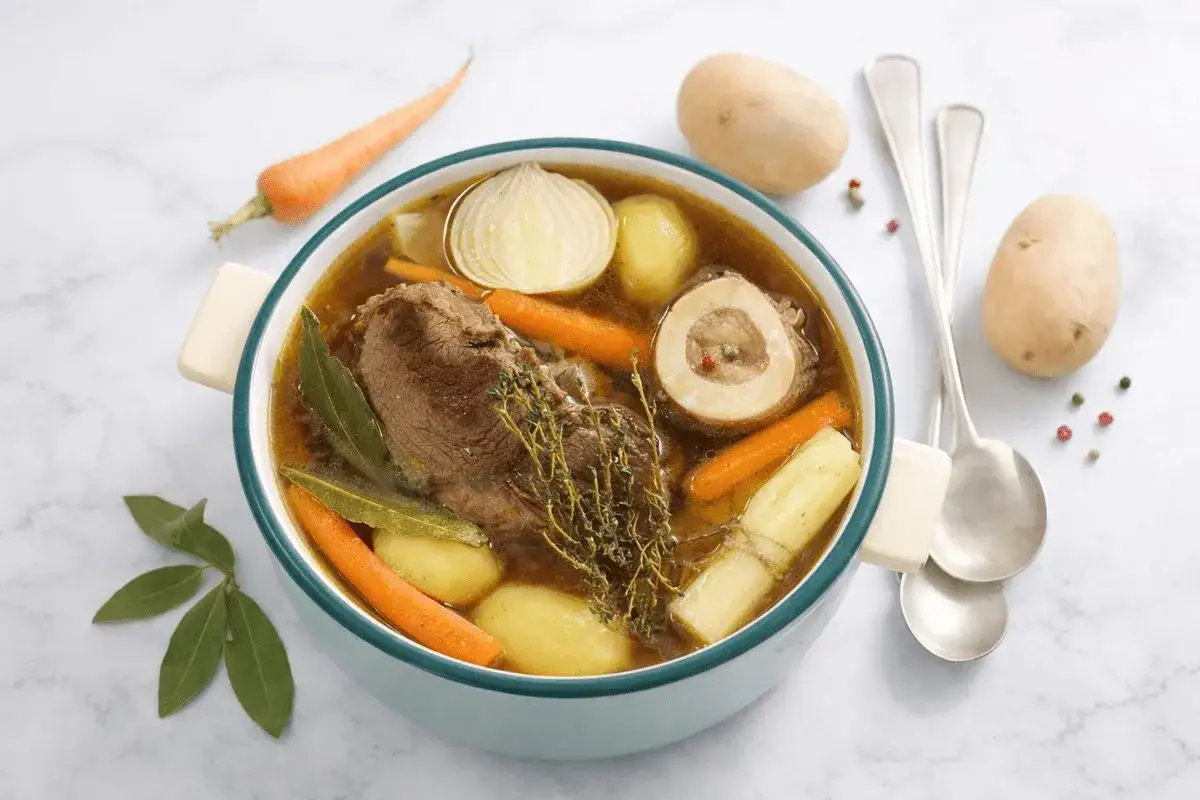 Un invitante brodo di carne, ricco di manzo, patate, carote, cipolla e ossobuco, profumato con alloro e timo.