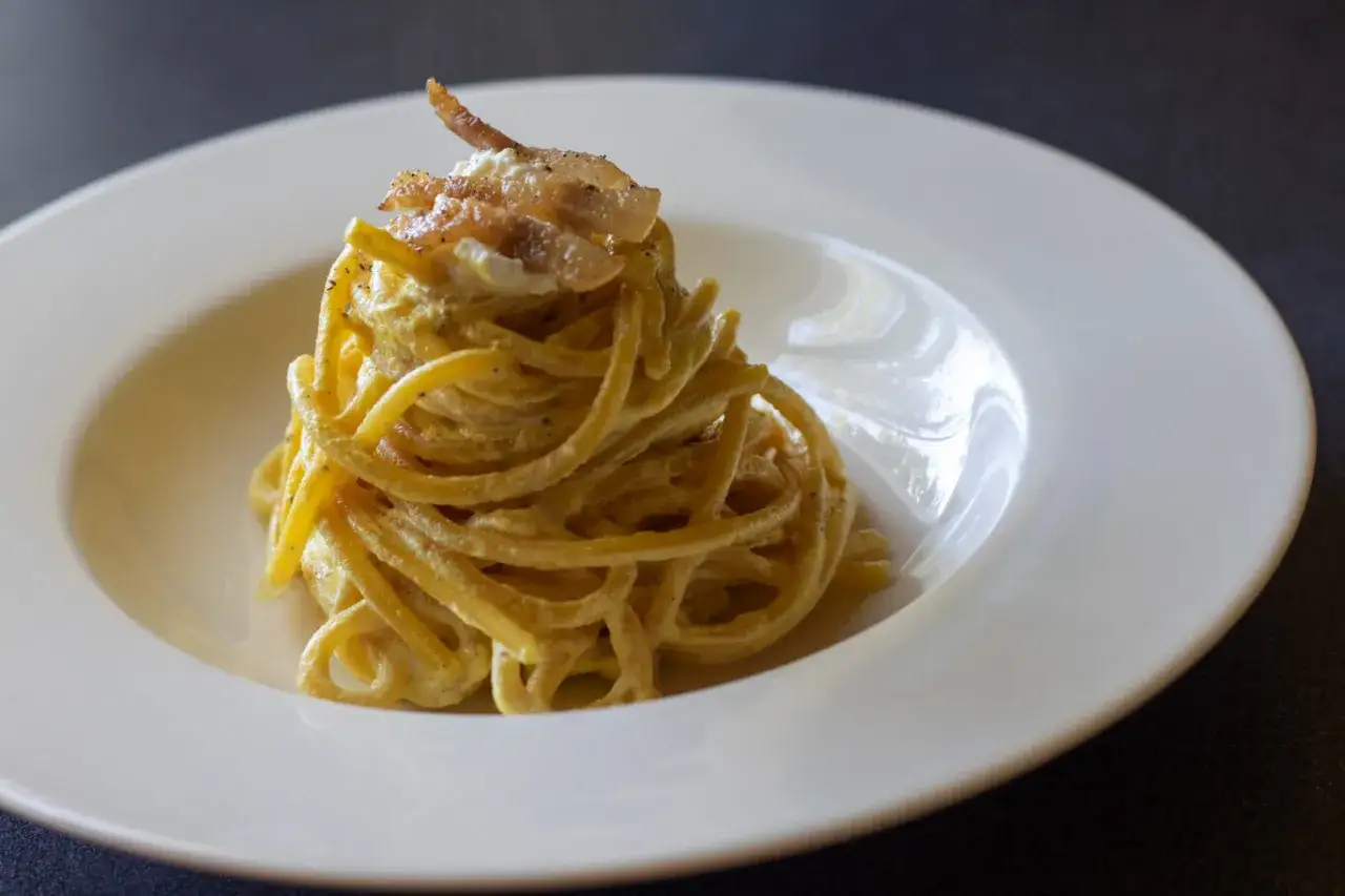 Un piatto di spaghetti cremosi, conditi con uovo e guanciale croccante, un vero piatto di pasta del pastore.
