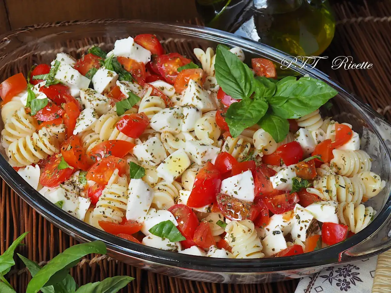 Pasta fredda con pomodoro e mozzarella, un piatto estivo perfetto. Fresca, colorata e saporita, ideale per ogni occasione.