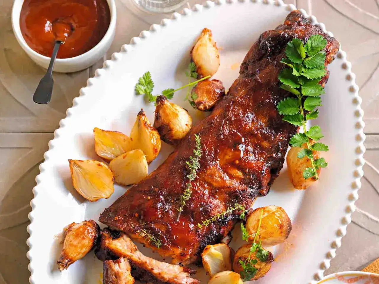 Costine di maiale succulente, cotte alla perfezione, con cipolline caramellate e salsa barbecue. La marinatura ha reso la carne tenerissima.