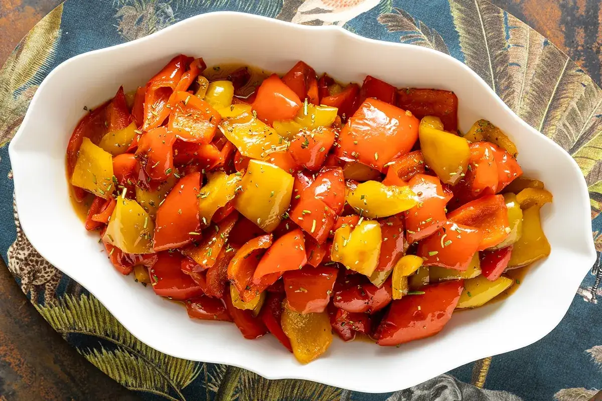 Peperonata ricetta della nonna: peperoni rossi e gialli cotti lentamente, conditi con erbe aromatiche, un piatto che sa di casa.