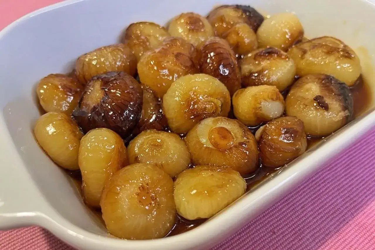 Cipolline in agrodolce da conservare, caramellate e lucide, pronte per essere gustate.