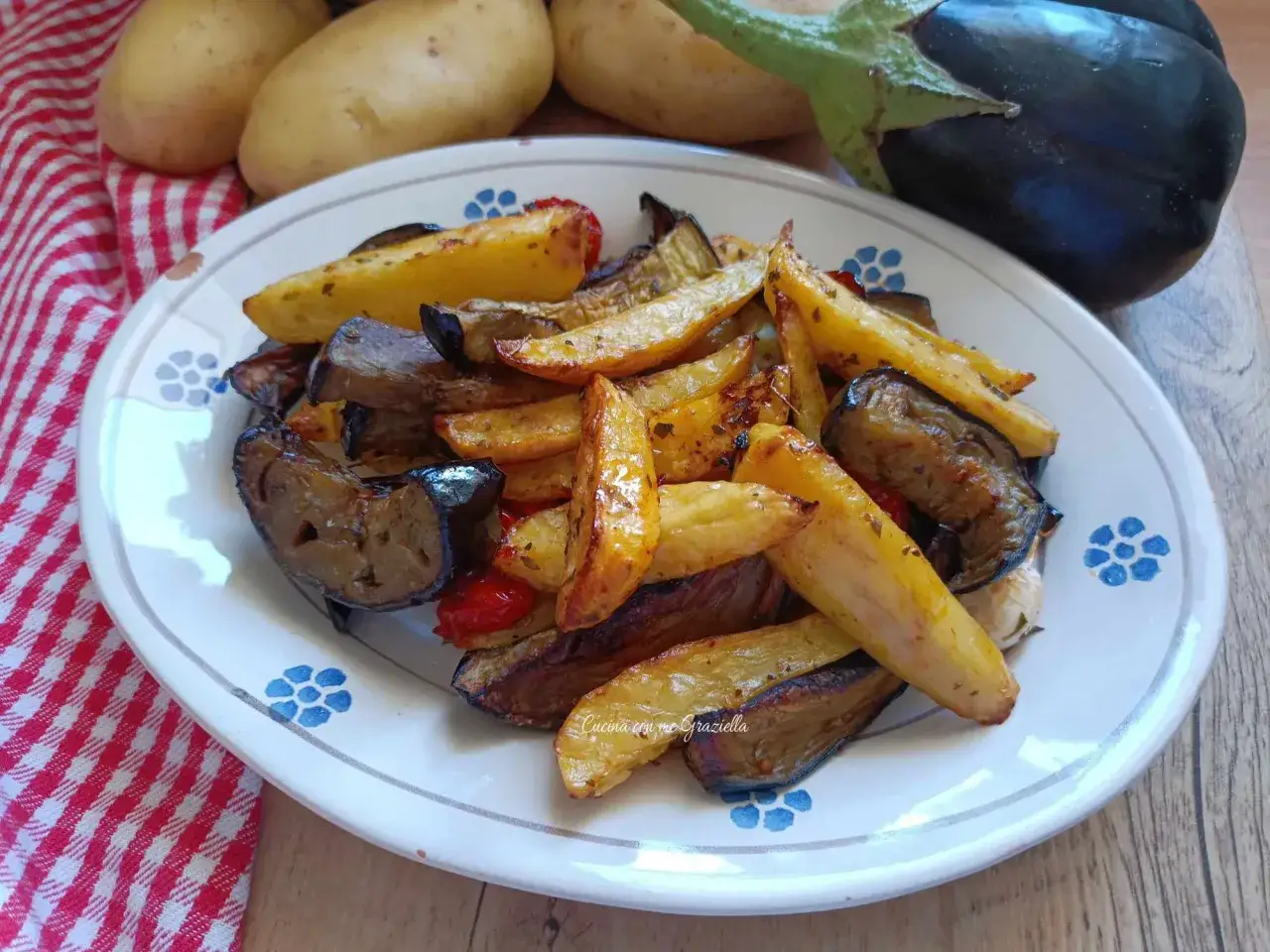 Melanzane e patate al forno, un contorno saporito e colorato, pronto per essere gustato.