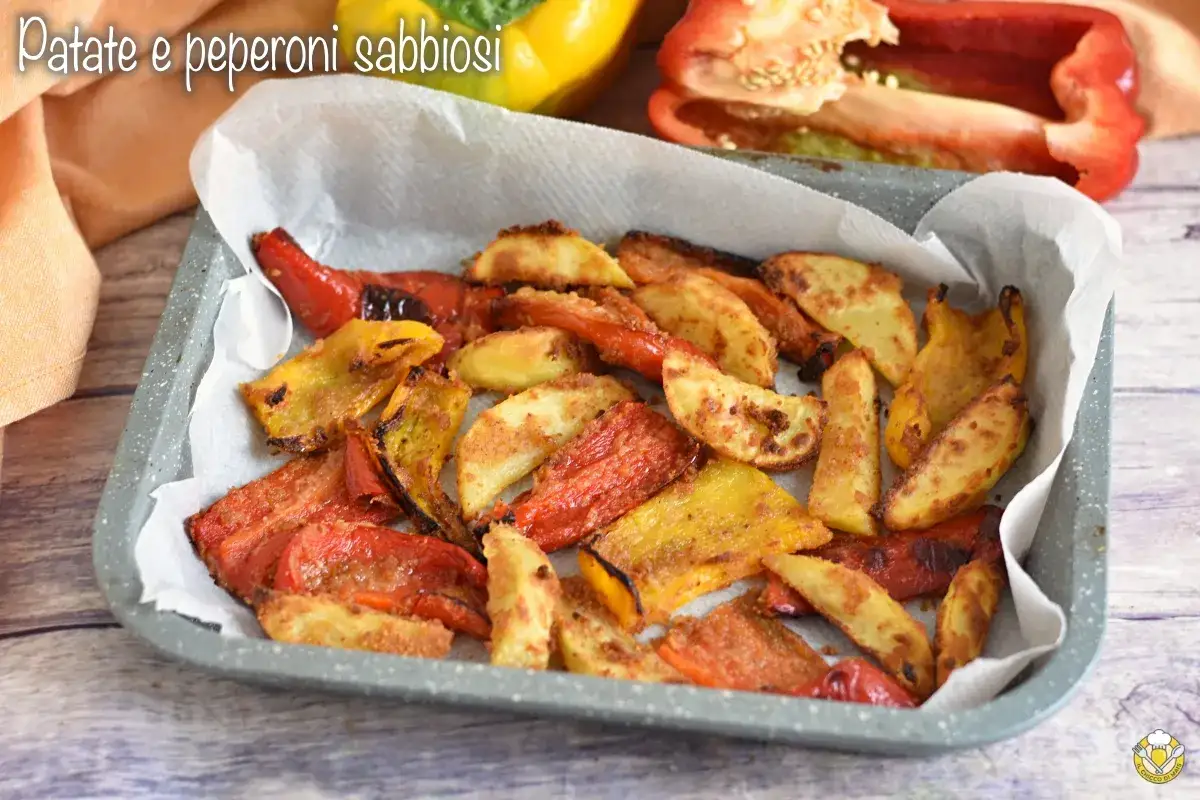 Patate e peperoni al forno, dorati e saporiti, pronti per essere gustati.