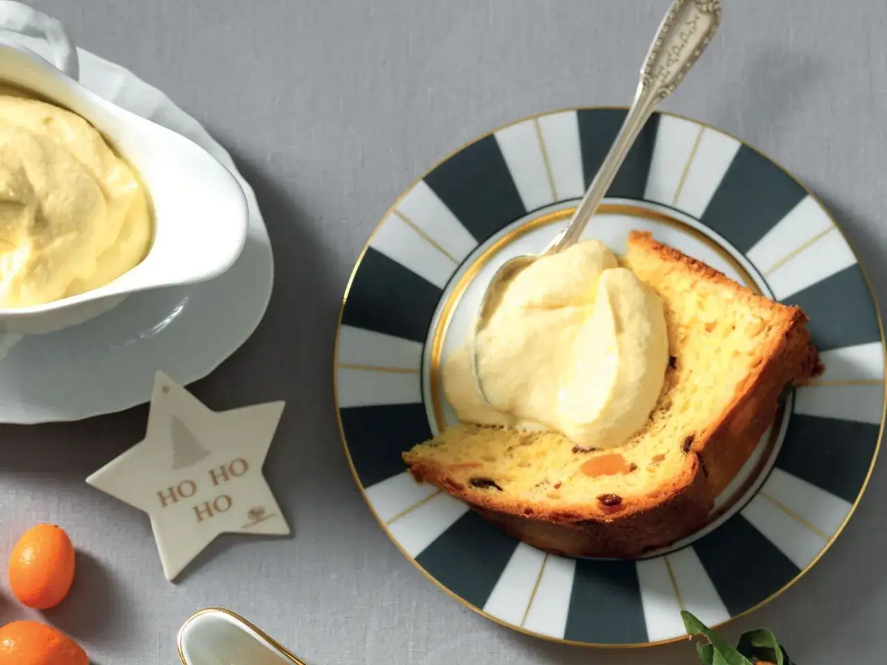 Fetta di panettone con una generosa cucchiaiata di crema al mascarpone, servita su un piatto decorato.