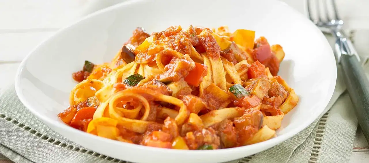 Tagliatelle condite con un saporito rag&ugrave; di verdure, ricco di zucchine, peperoni e melanzane.