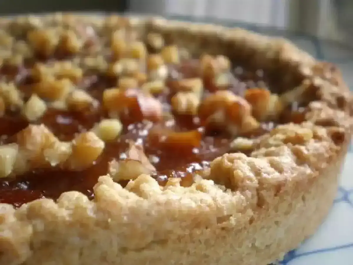 Deliziosa crostata grano saraceno con marmellata e noci, un dolce rustico e invitante.