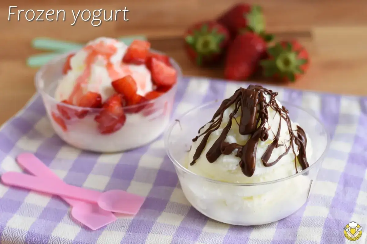Delizioso gelato allo yogurt con fragole fresche e una cascata di cioccolato fuso.
