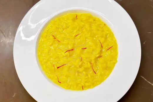 Risotto alla milanese cremoso, i segreti della mantecatura
