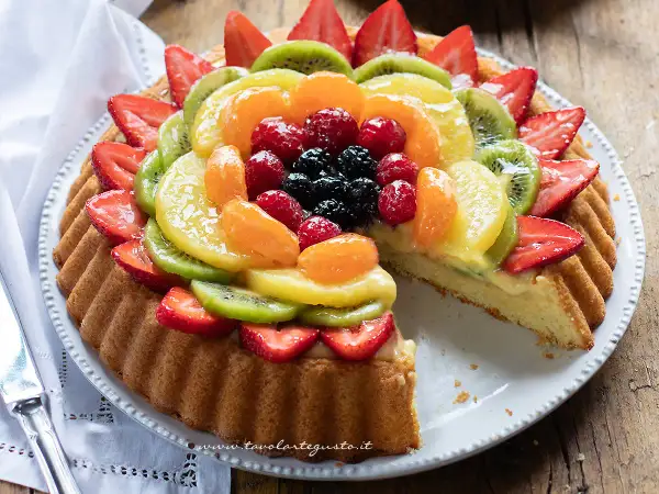 Deliziosa crostata di frutta da 28 cm con pasta frolla, crema pasticcera e un tripudio di fragole, kiwi, mandarini, lamponi e more.