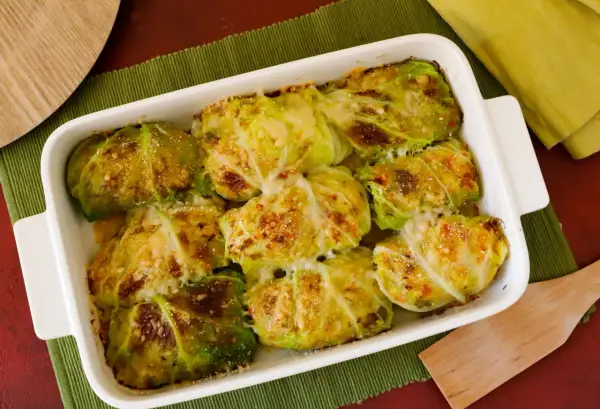 Involtini di verza appena sfornati, dorati e filanti, pronti per essere gustati.