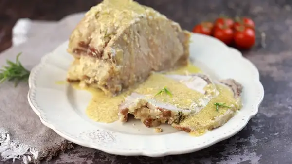 Lonza al latte, la ricetta della nonna che profuma di casa. Un piatto succulento e cremoso, pronto per essere gustato.