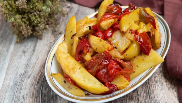 Patate e peperoni al forno, un contorno saporito e colorato, pronto per essere gustato.