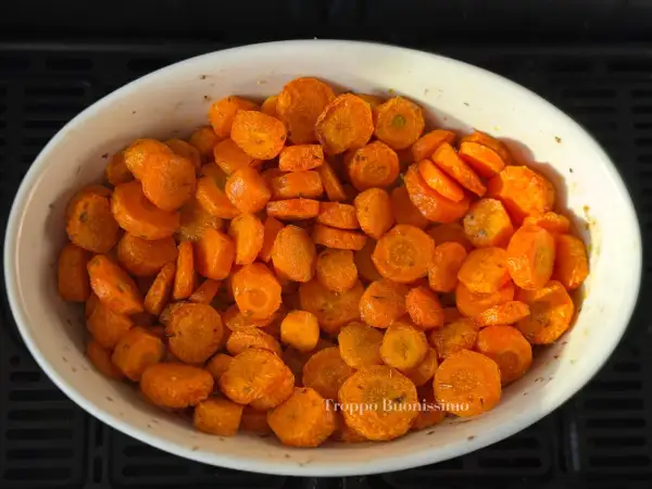 Carote dorate e succulente, appena sfornate dalla friggitrice ad aria, pronte per essere gustate.