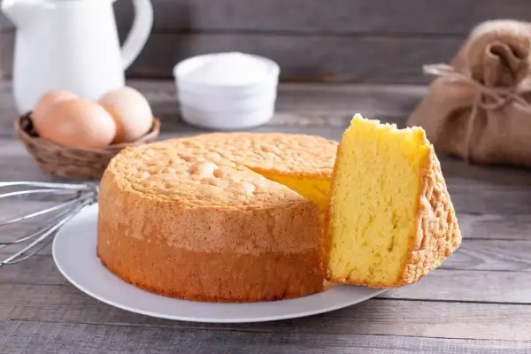 Un soffice pan di spagna, pronto per essere inzuppato con una bagna per pan di spagna. Ingredienti base: uova, zucchero e una frusta.