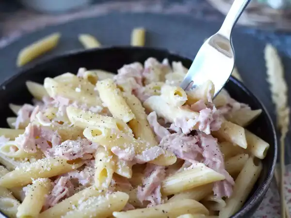 Penne cremose con prosciutto cotto e parmigiano, un piatto di pasta panna e prosciutto che invita a un assaggio.