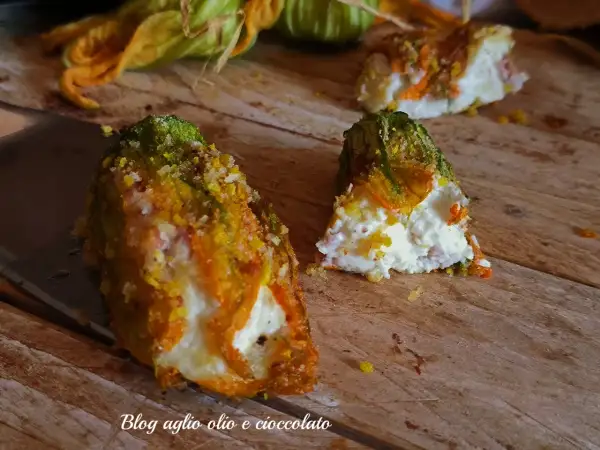 Fiori di zucca ripieni e impanati, cotti in friggitrice ad aria. Un antipasto croccante e gustoso.