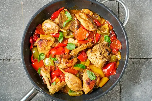 Delizioso pollo e peperoni in padella, un piatto colorato e saporito, pronto per essere gustato.