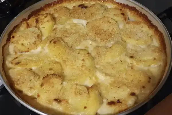 Parmigiana di patate dorata e filante, un comfort food irresistibile.