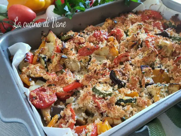 Verdure gratinate al forno, un tripudio di colori e sapori con zucchine, peperoni, melanzane e pomodorini, ricoperte da pangrattato croccante.