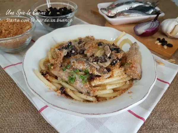 Pasta con le sarde in bianco, un piatto semplice e gustoso con pesce fresco, uvetta e pinoli.