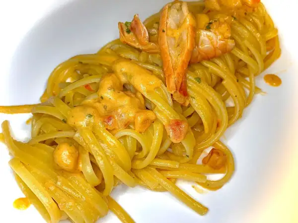 Linguine cremose con un saporito sugo con scampi surgelati, guarnite con pezzi di scampi succulenti.