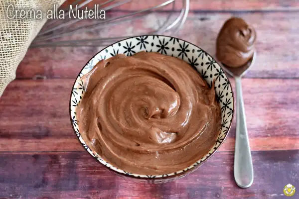 Una ciotola piena di deliziosa crema alla Nutella, pronta per essere gustata.