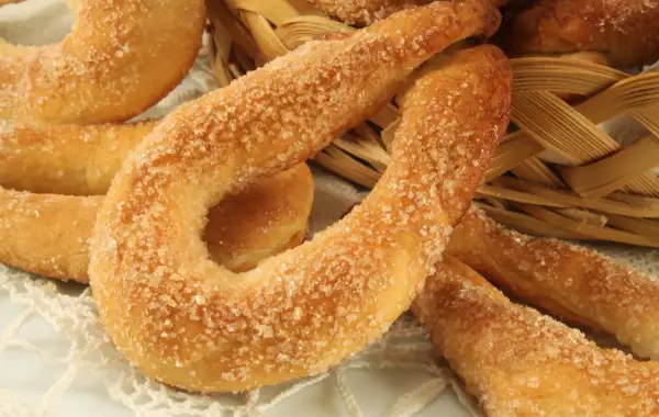 Deliziosi torcetti al burro cosparsi di zucchero croccante, pronti per essere gustati.