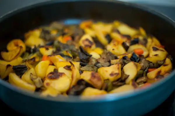 Un saporito contorno di melanzane e patate al forno, dorate e pronte per essere gustate.