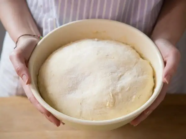 Impasto per ricetta pasta sfoglia veloce senza riposo, pronto per essere lavorato.